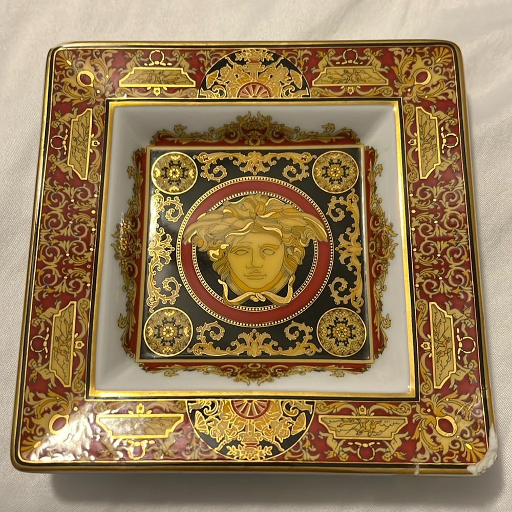 Medusa Pattern by Versace.🚨